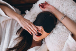 عوارض خوابیدن همراه با آرایش بر روی پوست